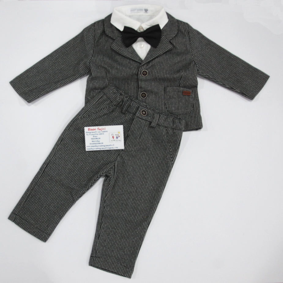 Completo baby da maschio elegante composto da giacca pantalone e papillon.