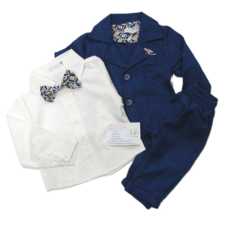 Completo baby da maschio composto da giacca e pantaloni azzurri in misto cotone e camicia bianca in cotone con papillon fantasia a rombi.