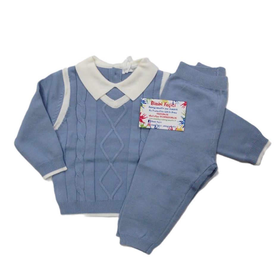Completo baby da maschio composto da maglia celeste con colletto bianco e pantaloni celesti in maglia
