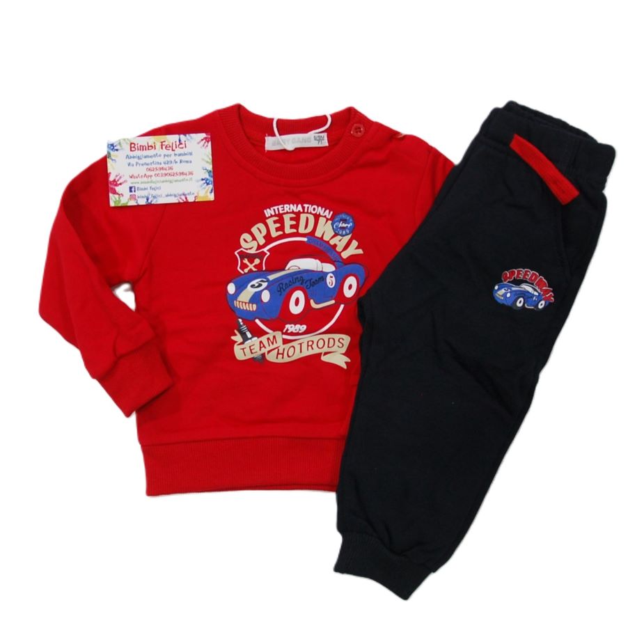Tuta baby da maschio composto da felpa rossa con scritta "International Speedway" e un automobile e pantaloni blu.