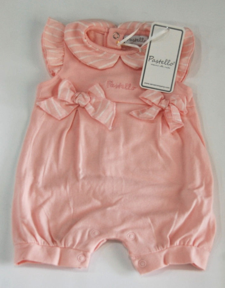 Pagliaccetto in cotone neonata rosa con due fiocchi centrali, colletto e alette sulle spalle rosa con righe panna