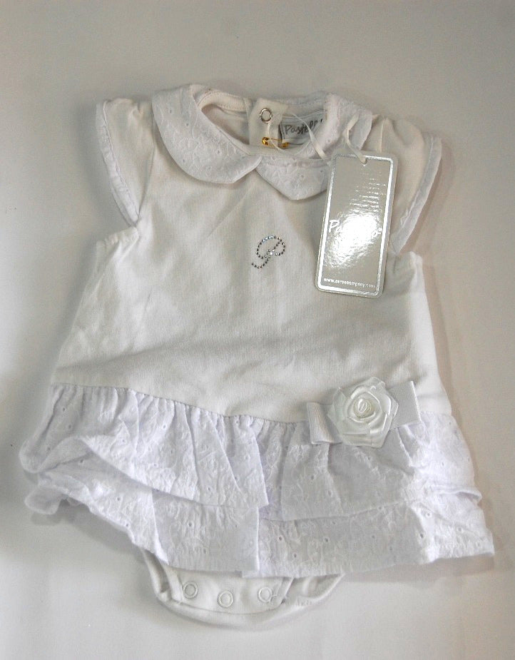 Pagliaccetto da neonata bianco con colletto, alette sulle spalle e volant in pizzo, con rosellina i raso di lato