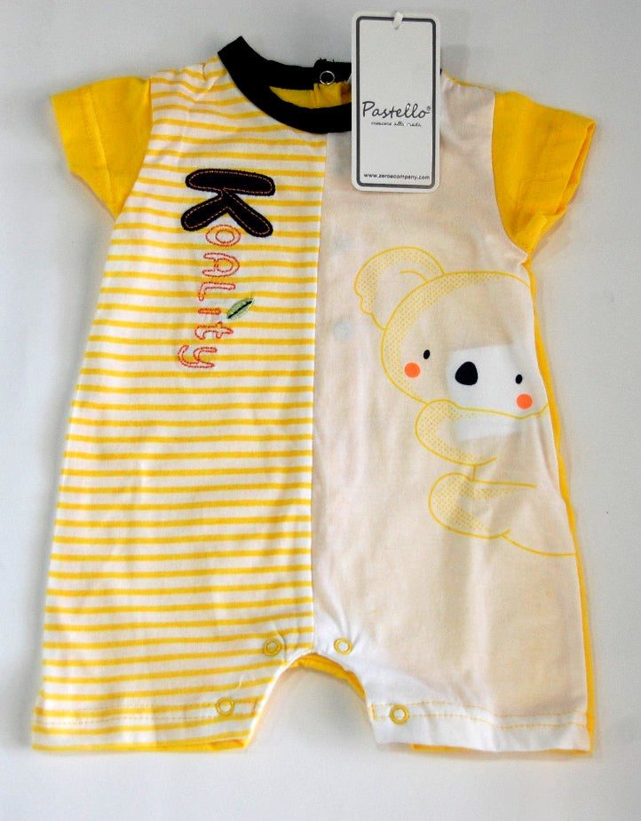 Pagliaccetto neonato in cotone con scritta verticale "Koality" su fondo rigato bianco e giallo sul lato destro e koala giallo su fondo bianco sul lato sinistro. Bordo blu sul collo e maniche gialle.