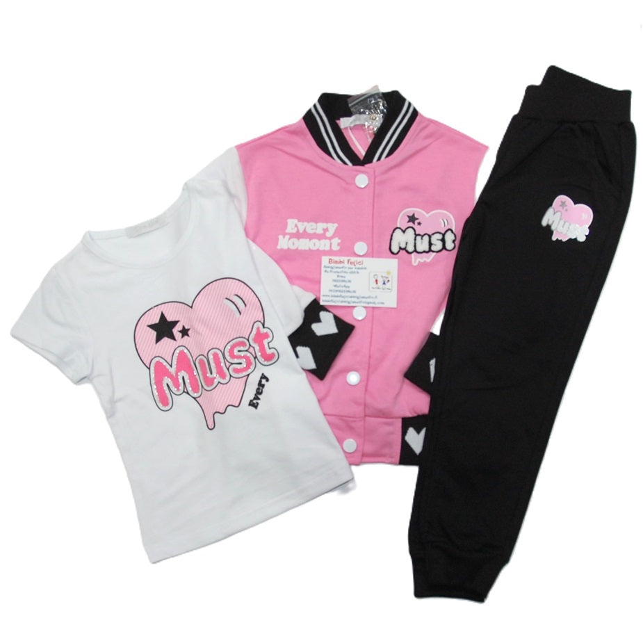 Tuta da bambina composta da felpa in misto cotone garzato rosa con maniche bianche, t-shirt bianca con stampa "Must" e pantaloni neri.