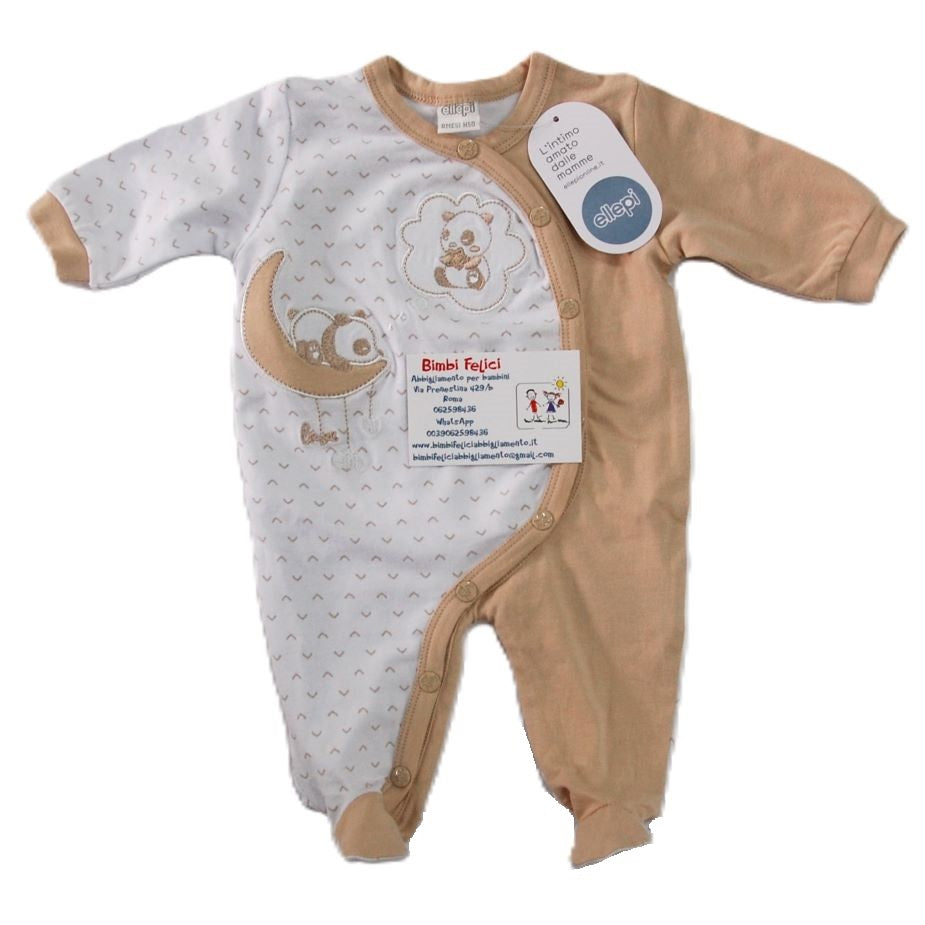 Tutina da neonato in cotone leggero abbottonata sul davanti, per metà bianca con piccoli panda disegnati e per metà beige tinta unita.