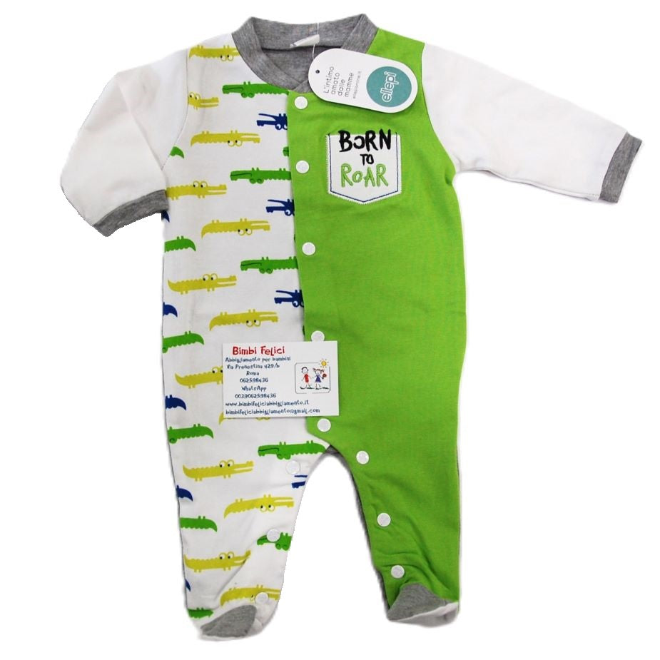 Tutina da neonato in cotone leggero abbottonata sul davanti, per metà verde con taschino disegnato e scritta "Born to roar" e per metà bianca con coccodrilli gialli, verdi e blu.