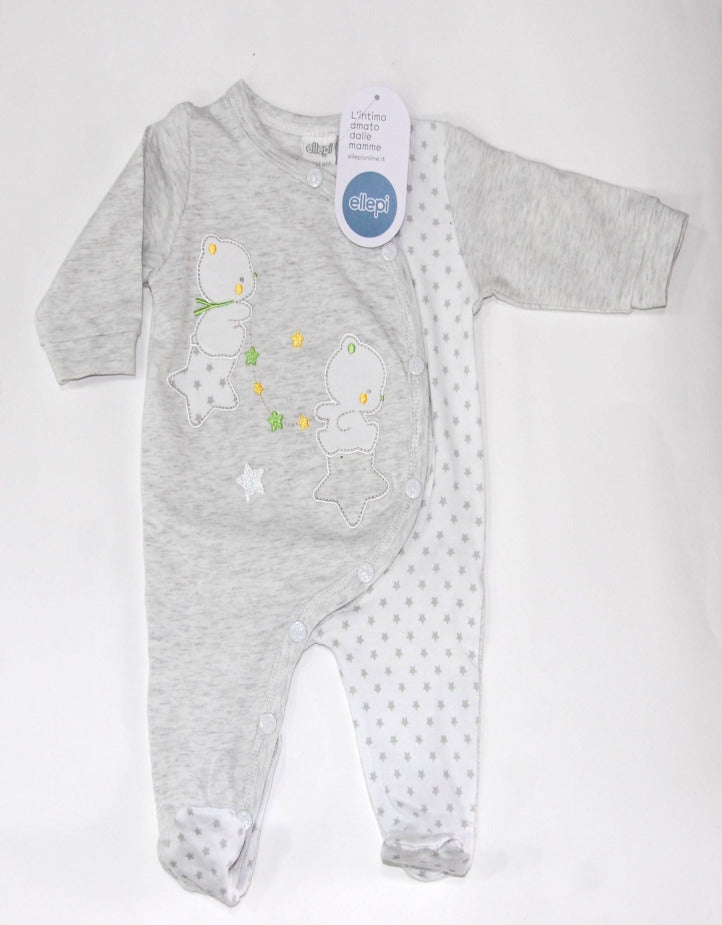 Tutina neonato in cotone leggero con orsetti e stelline su fondo grigio completamente aperta sul davanti al lato sinistro