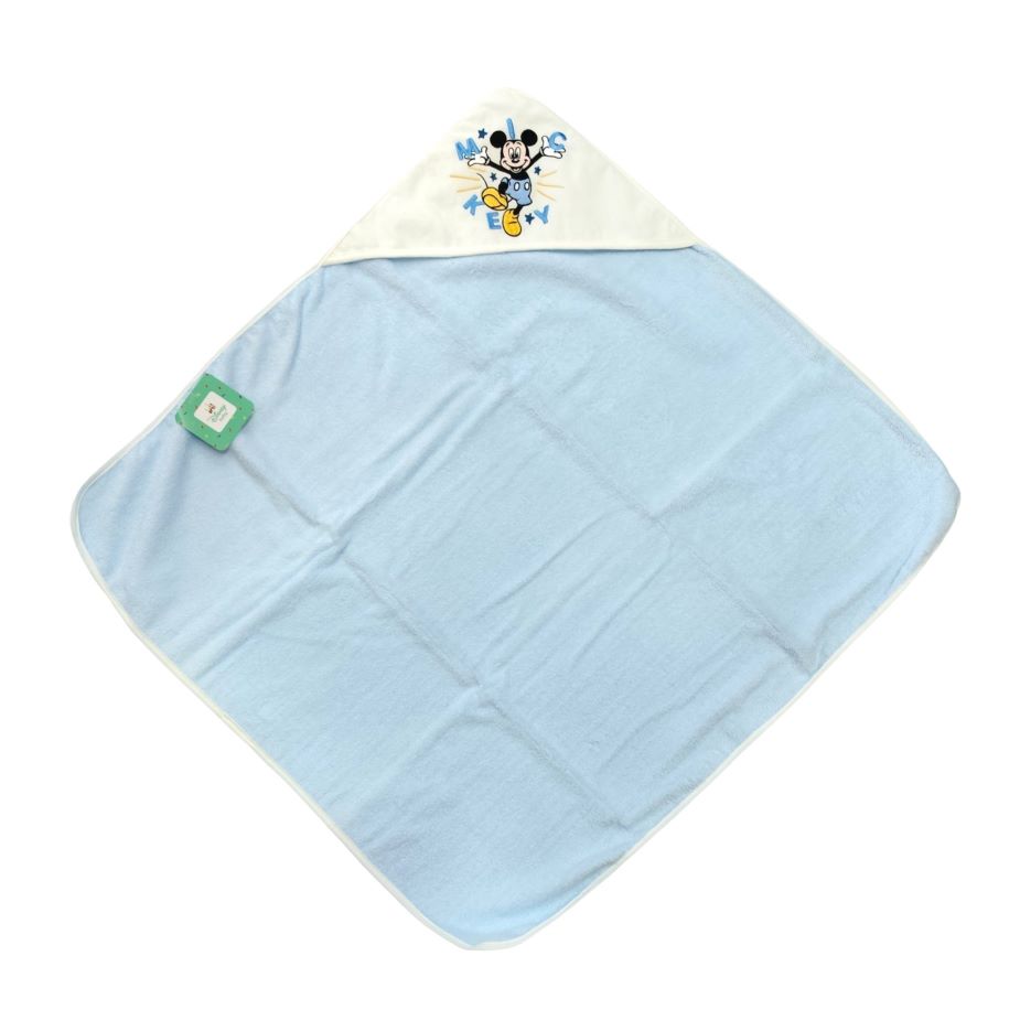 Accappatoio a triangolo da neonato in spugna di cotone azzurro con cappuccio bianco ricamato con il personaggio di Topolino e la scritta Mickey, su sfondo bianco.