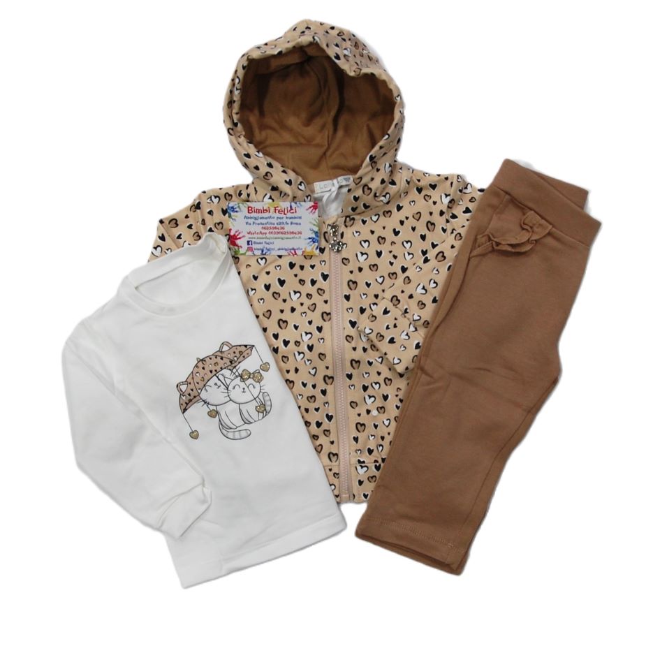Completo da femmina composto da felpa con cappuccio in cotone leggermente felpato beige con cuoricini bianchi e marroni, pantaloni marroni e maglia a maniche lunghe bianca con gattini sotto l'ombrello.