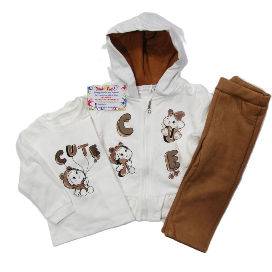 Completo da femmina composto da felpa con cappuccio in cotone leggermente felpato panna con scritta "Cute" e cagnoline, pantaloni marroni in tessuto simil alcantara e maglia a maniche lunghe bianca con bimba che regge la scritta "Cute"