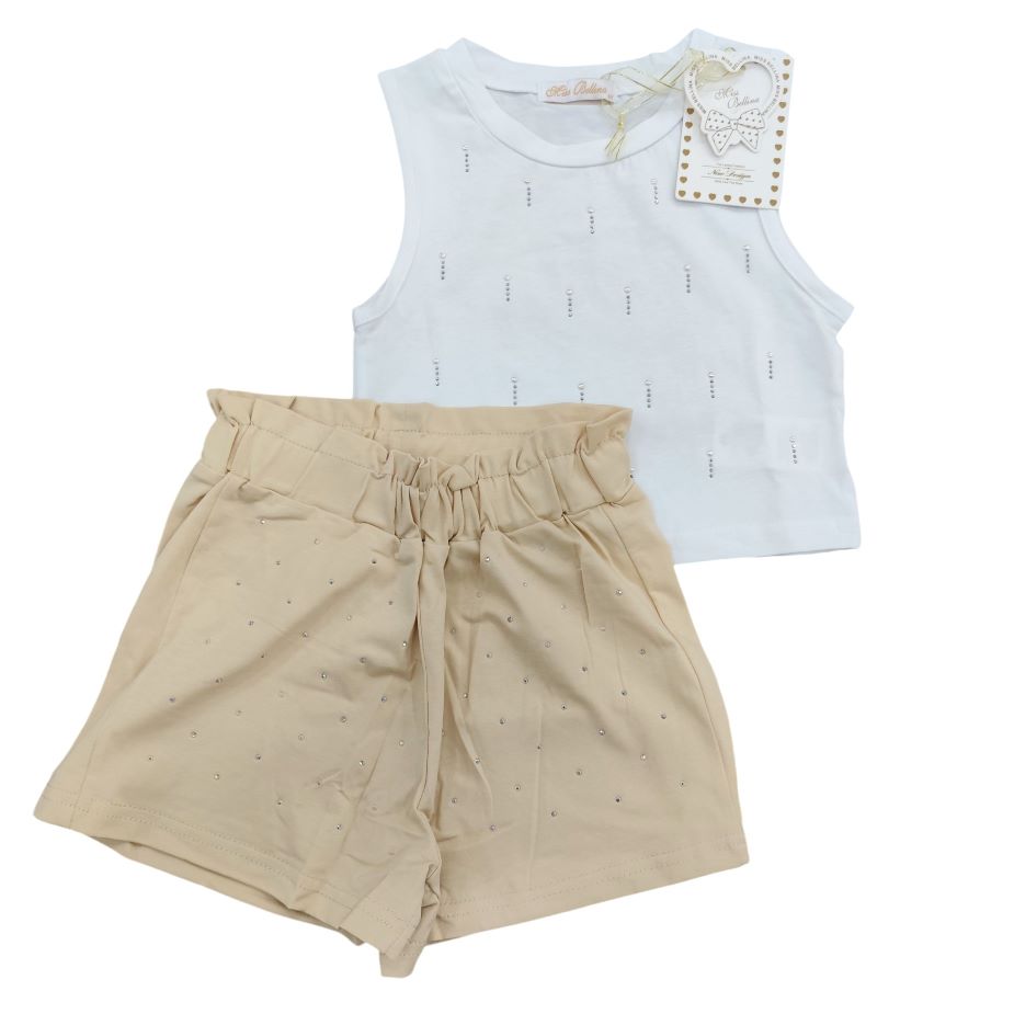 Completo estivo da bambina Miss Bellina composto da canotta bianca con strass luminosi verticali e shorts beige a vita alta arricciata con brillantini su sfondo bianco.