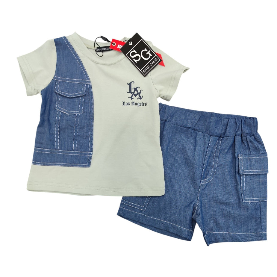 Completo estivo da bambino Small Gang composto da t-shirt color verde salvia con stampa LA, dettaglio finto gilet in denim e shorts in jeans coordinati su sfondo bianco.