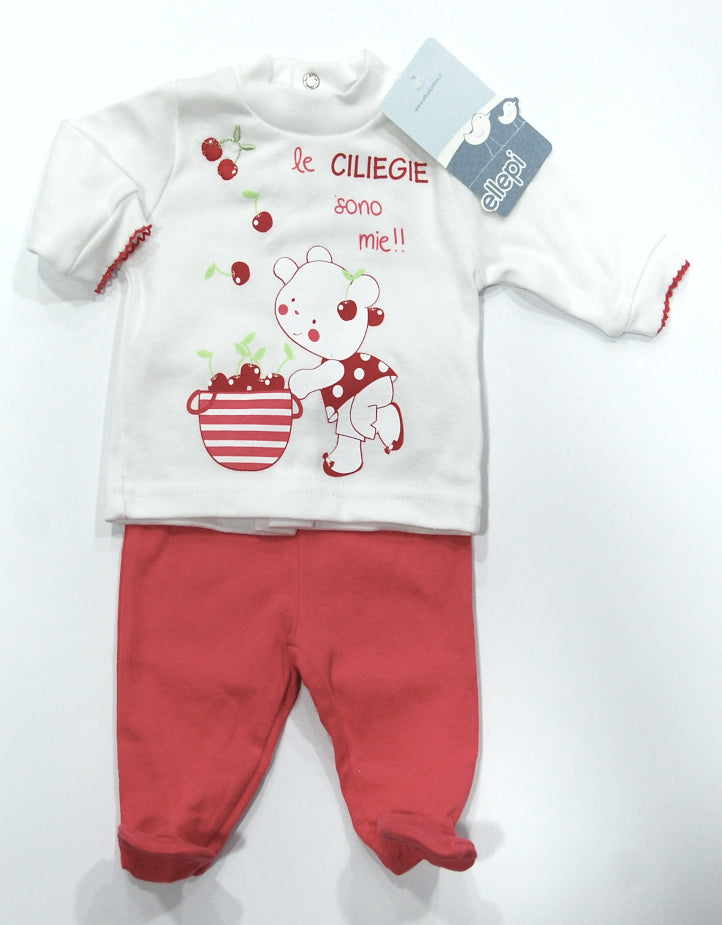 Completo clinica neonata in cotone leggero con orsetta che raccoglie ciliegie con scritta "le ciliegie sono mie!!" su fondo bianco e ghettina rosso ciliegia
