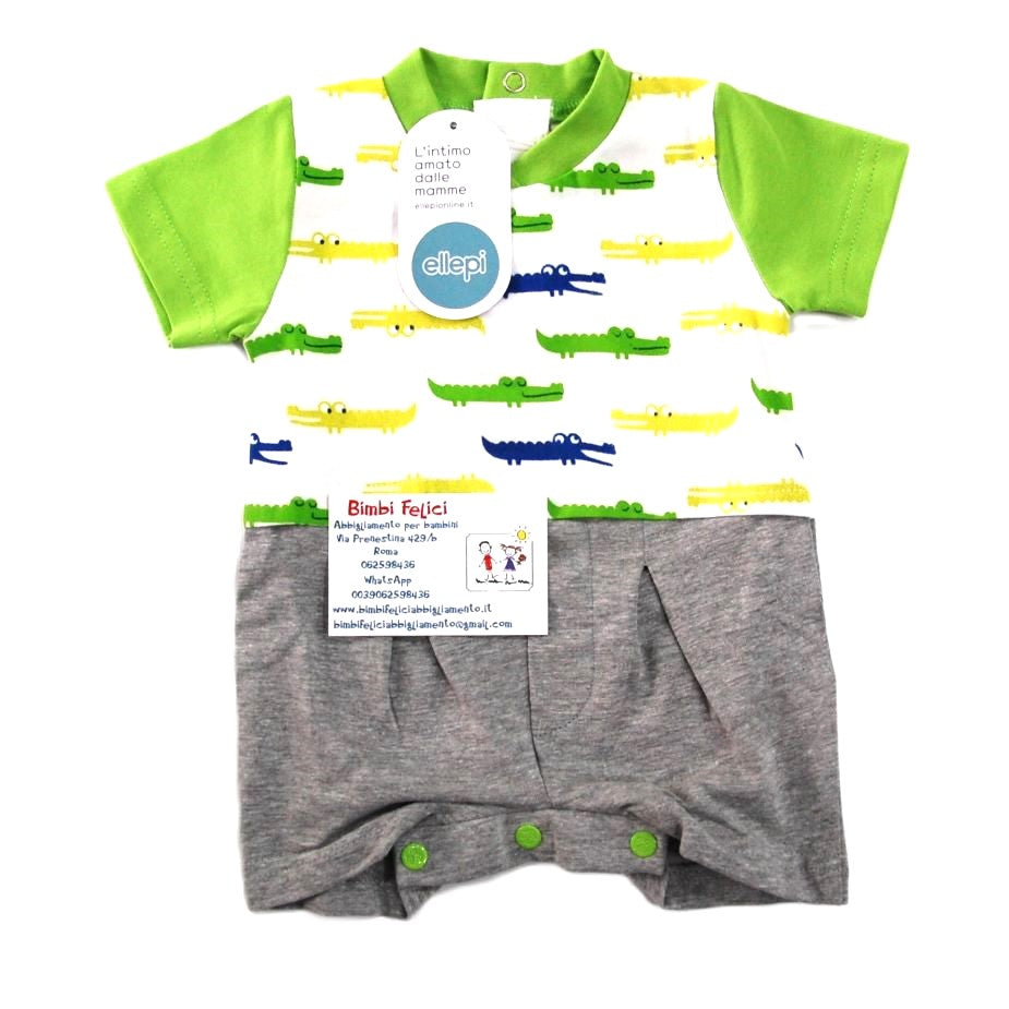 Pagliaccetto estivo a maniche corte da neonato distribuito da Ellepi, con colletto verde, parte superiore bianca stampata con piccoli coccodrilli colorati e parte inferiore grigio melange, disposto su sfondo bianco.