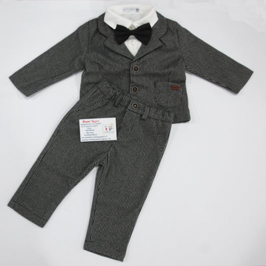 Completo baby da maschio elegante composto da giacca pantalone e papillon.