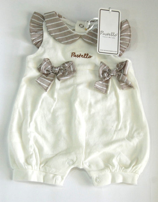 Pagliaccetto in cotone neonata panna con due fiocchi centrali, colletto e alette sulle spalle beige con righe panna