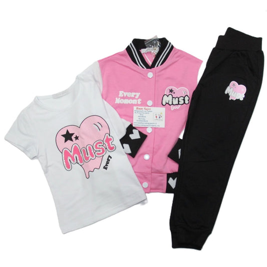 Tuta da bambina composta da felpa in misto cotone garzato rosa con maniche bianche, t-shirt bianca con stampa "Must" e pantaloni neri.