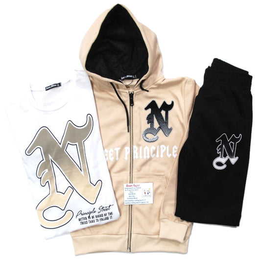 Tuta da ragazzo composta da felpa beige  con fodera del cappuccio nera, pantaloni neri  e t-shirt bianca.              