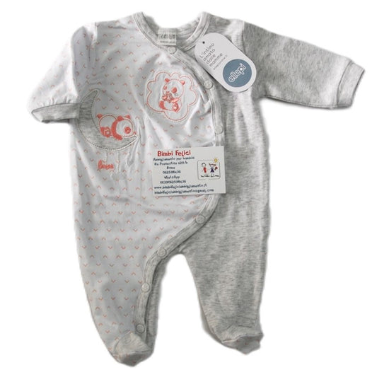 Tutina da neonata in cotone leggero abbottonata sul davanti, per metà bianca con piccoli panda rosa disegnati e per metà grigia tinta unita.