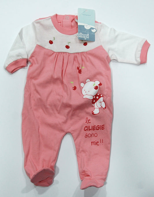 Tutina neonata in cotone leggero con tre ciliegie sul davanti su fondo bianco e orsetta con scritta "le ciliegie sono mie!!" su fondo rosa