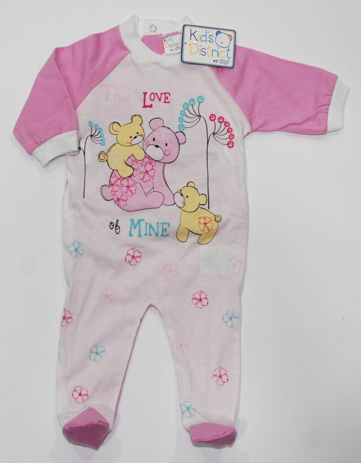 Tutina neonata in cotone leggero con mamma orsa rosa e i suoi due cuccioli gialli con scritta "This love of mine" su fondo bianco e maniche rosa. 