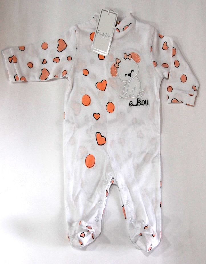 Tutina neonata in cotone leggero con cagnolina e scritta "e...Bau" su fondo bianco con maniche e retro con cuori e pois rosa