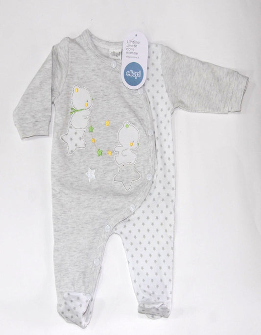 Tutina neonato in cotone leggero con orsetti e stelline su fondo grigio completamente aperta sul davanti al lato sinistro