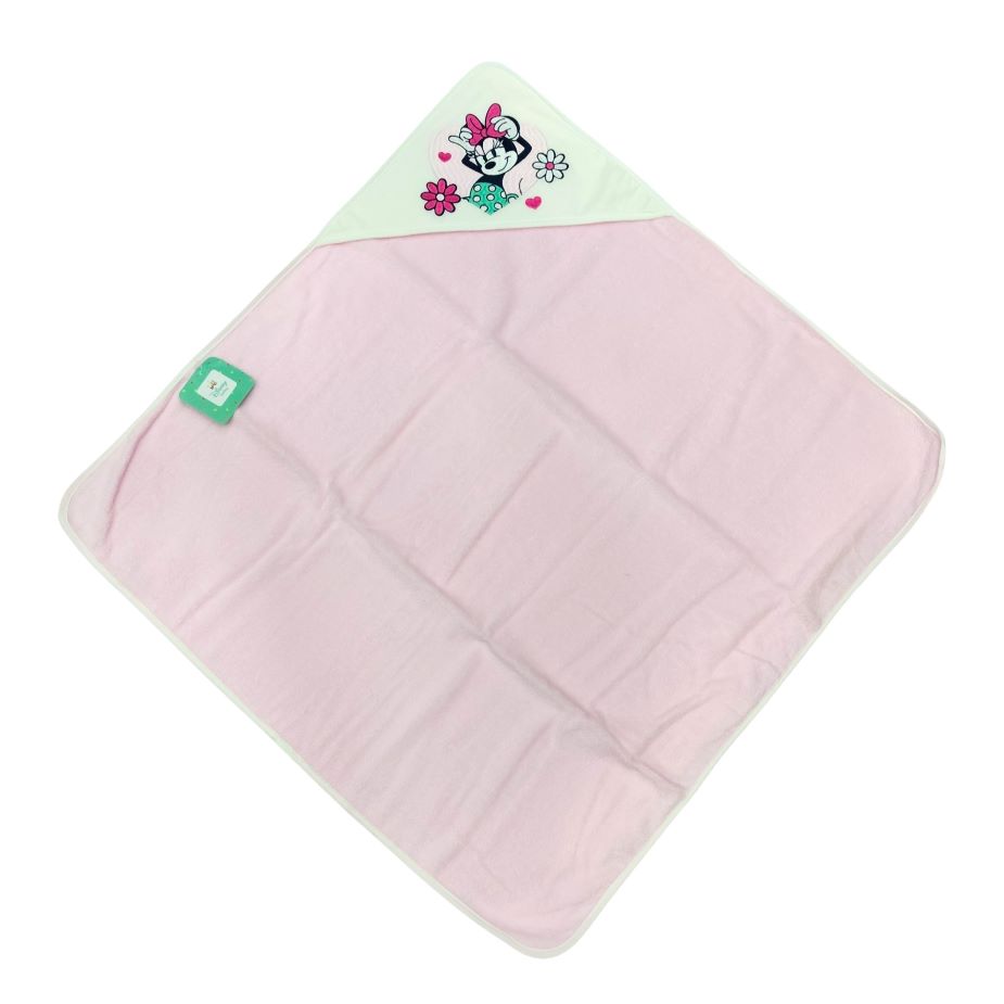 Accappatoio a triangolo da neonato in spugna di cotone rosa con cappuccio bianco ricamato con il personaggio di Minnie, posizionato su fondo bianco.