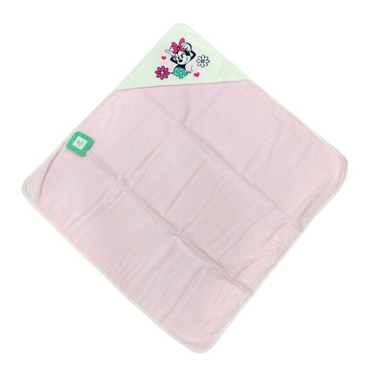 Accappatoio a triangolo da neonato in spugna di cotone rosa con cappuccio bianco ricamato con il personaggio di Minnie, posizionato su fondo bianco.