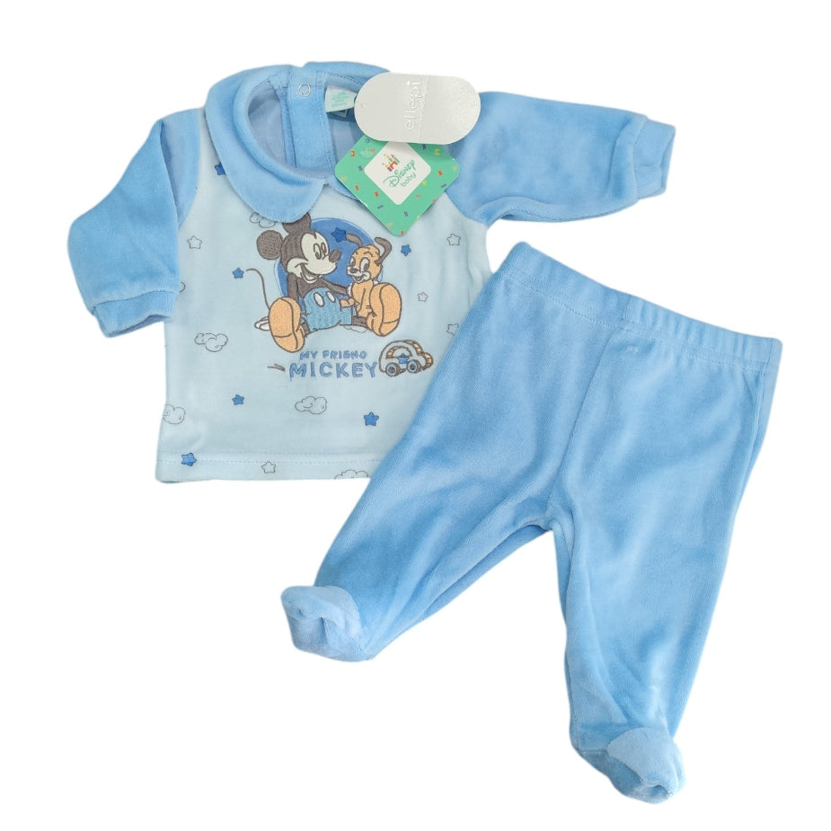 Completino clinica da neonato in ciniglia azzurra e bianca firmata Disney by Ellepi, composto da coprifasce con colletto e stampa di Topolino e Pluto, e ghettina con piedini su sfondo bianco.