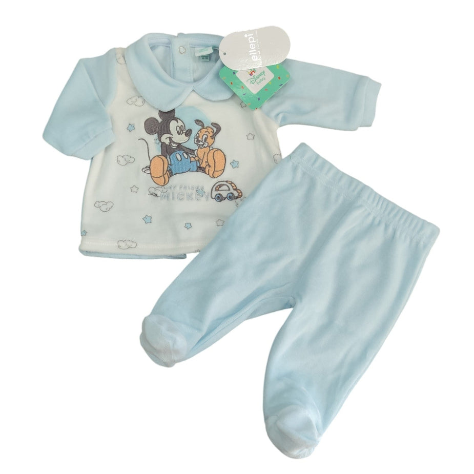 Completino clinica da neonato in ciniglia bianco panna e celeste chiaro firmata Disney by Ellepi, con coprifasce stampato Topolino e Pluto e ghettina abbinata su sfondo bianco.