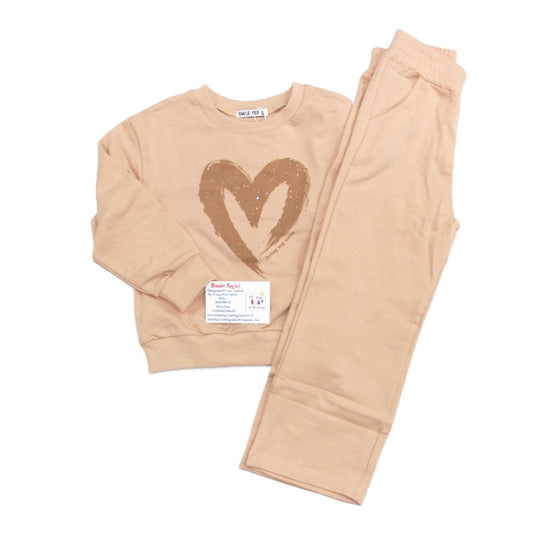Completo da bambina composto da felpa in cotone garzato beige con cuore disegnato e pantaloni beige.