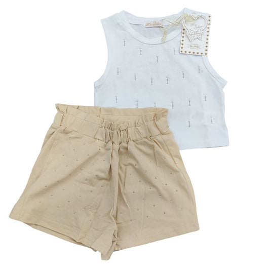 Completo estivo da bambina Miss Bellina composto da canotta bianca con strass luminosi verticali e shorts beige a vita alta arricciata con brillantini su sfondo bianco.