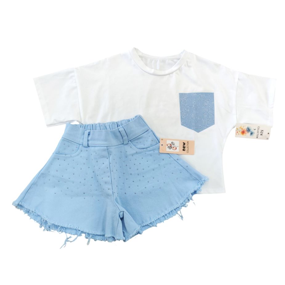 
Completo estivo da bambina composto da t-shirt bianca con taschino celeste ricoperto di strass e shorts in denim azzurro chiaro a taglio vivo con brillantini su sfondo bianco.
