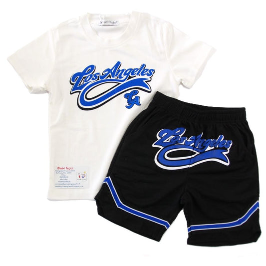 Completo corto da bambino composto da t-shirt bianca con scritta azzurra "Los Angeles-LA" e pantaloncini neri  con scritta azzurra "Los Angeles" sul davanti.