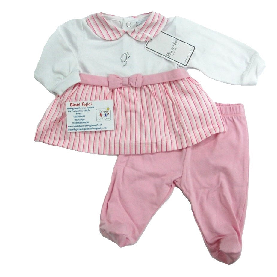 Completo clinica neonata in cotone leggero, coprifasce sopra bianco e sotto rigato bianco e rosa con fascia e fiocco rosa, ghettina rosa.