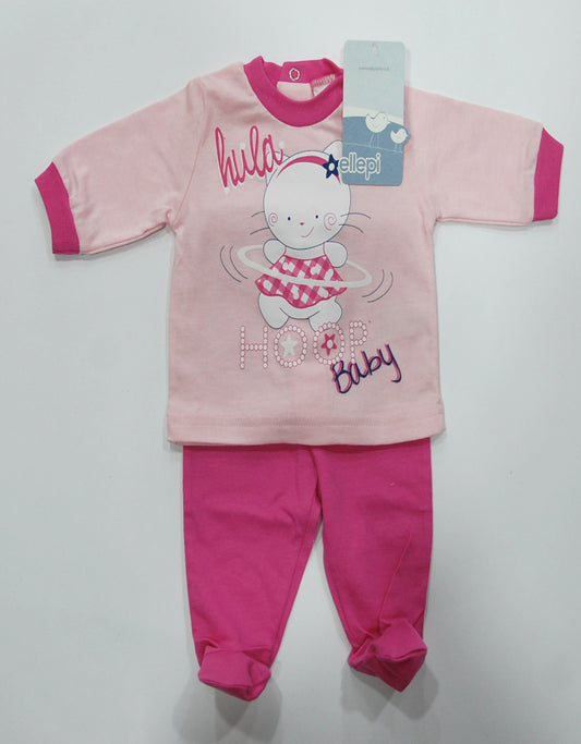 Completo clinica in cotone con orsetta che gioca con hula hoop e con scritta "hula hoop baby" su fondo rosa e ghettina rosa scuro.