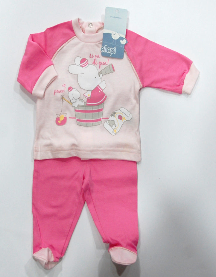 Completo clinica in cotone con coniglietto e cagnolino in una tinozza con scritta "io pesco!" su fondo rosa chiaro e maniche e ghettina rosa scuro.