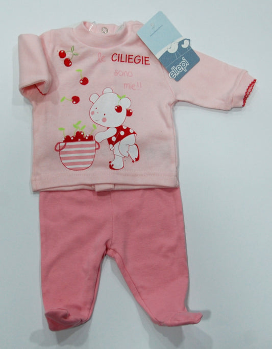 Completo clinica neonata in cotone leggero con orsetta che raccoglie ciliegie con scritta "le ciliegie sono mie!!" su fondo rosa e ghettina rosa più scuro