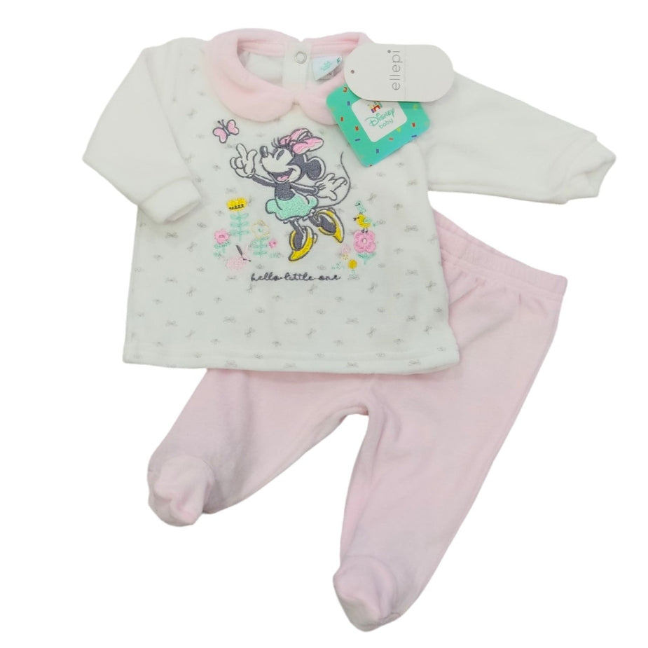 Completo da neonata due pezzi in calda ciniglia distribuito da Ellepi Disney Baby, composto da una maglia panna con colletto rosa e ricamo di Minnie con la scritta hello little one, e un pantalone rosa coordinato con piedini, su sfondo bianco.