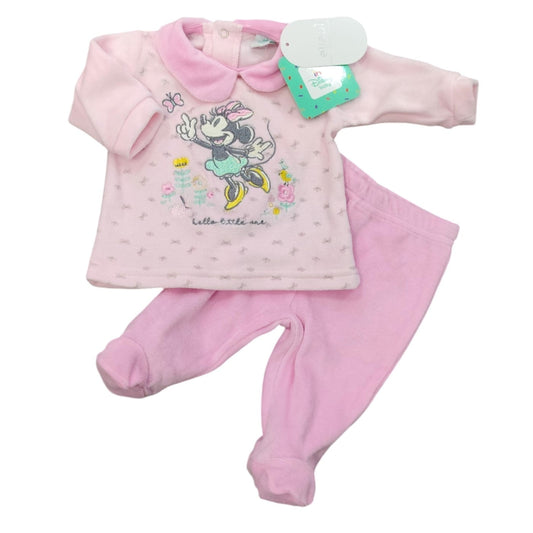 Completo invernale da neonata due pezzi in calda ciniglia rosa firmato Ellepi Disney Baby, composto da una maglia rosa con colletto e ricamo di Minnie con la scritta hello little one, e un pantalone rosa coordinato con piedini, su sfondo bianco.