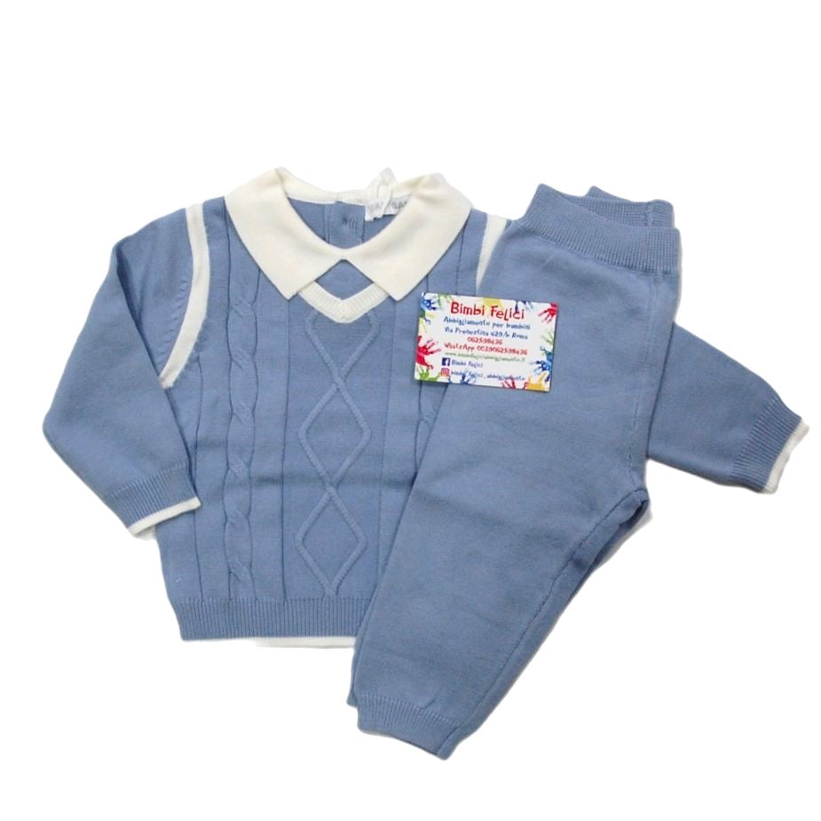 Completo elegante da bambino due pezzi in maglia di viscosa celeste firmato Baby Gang, composto da un maglioncino lavorato a trecce con colletto bianco a contrasto e un pantalone coordinato, su sfondo bianco.