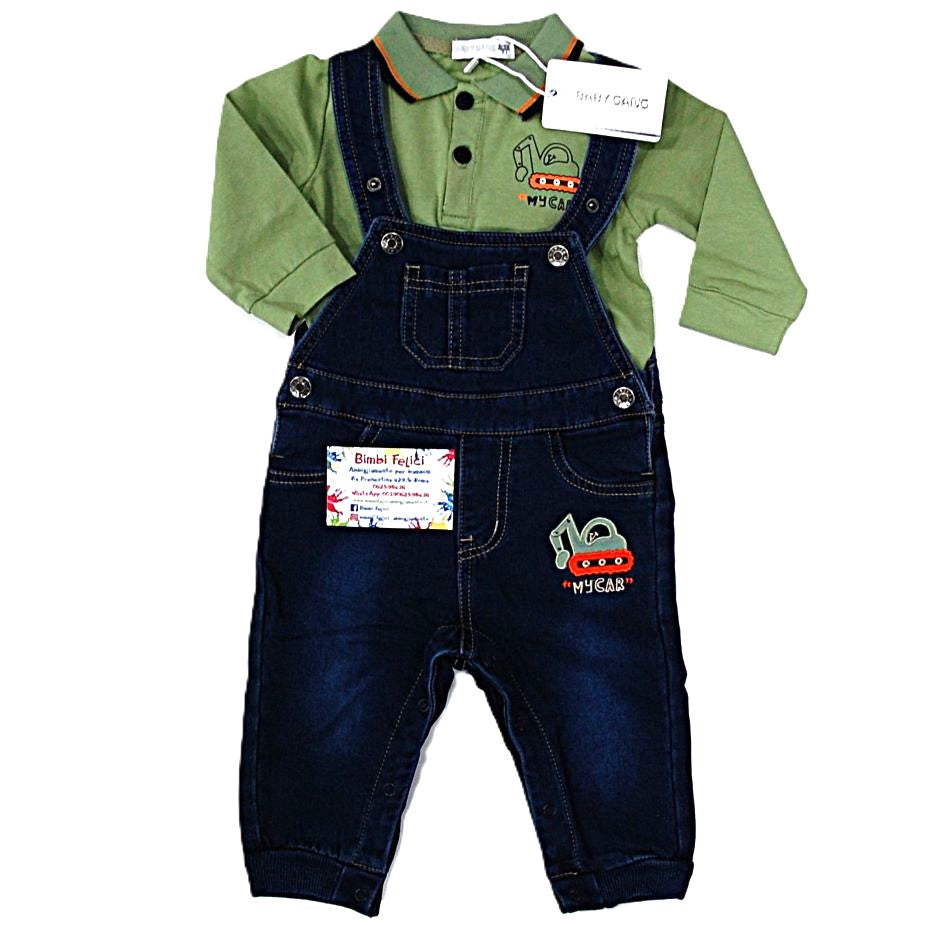 Completo invernale da bambino due pezzi firmato Baby Gang, composto da una salopette in jeans blu scuro internamente felpata con ricamo di una ruspa e una polo a maniche lunghe verde, disposti su sfondo bianco.