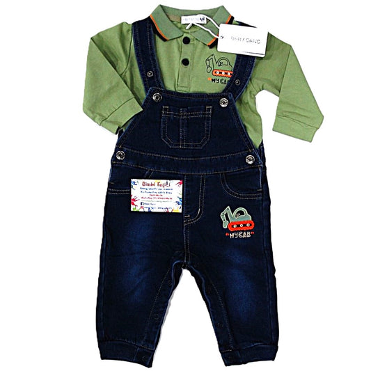 Completo invernale da bambino due pezzi firmato Baby Gang, composto da una salopette in jeans blu scuro internamente felpata con ricamo di una ruspa e una polo a maniche lunghe verde, disposti su sfondo bianco.