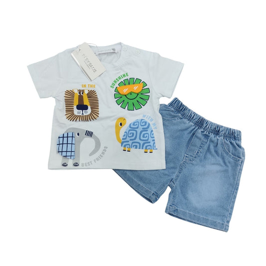 Completo estivo da neonato Baby Gang composto da t-shirt bianca con disegni di leone, elefante, tartaruga e sole con applicazioni in rilievo, e shorts in denim chiaro su sfondo bianco.