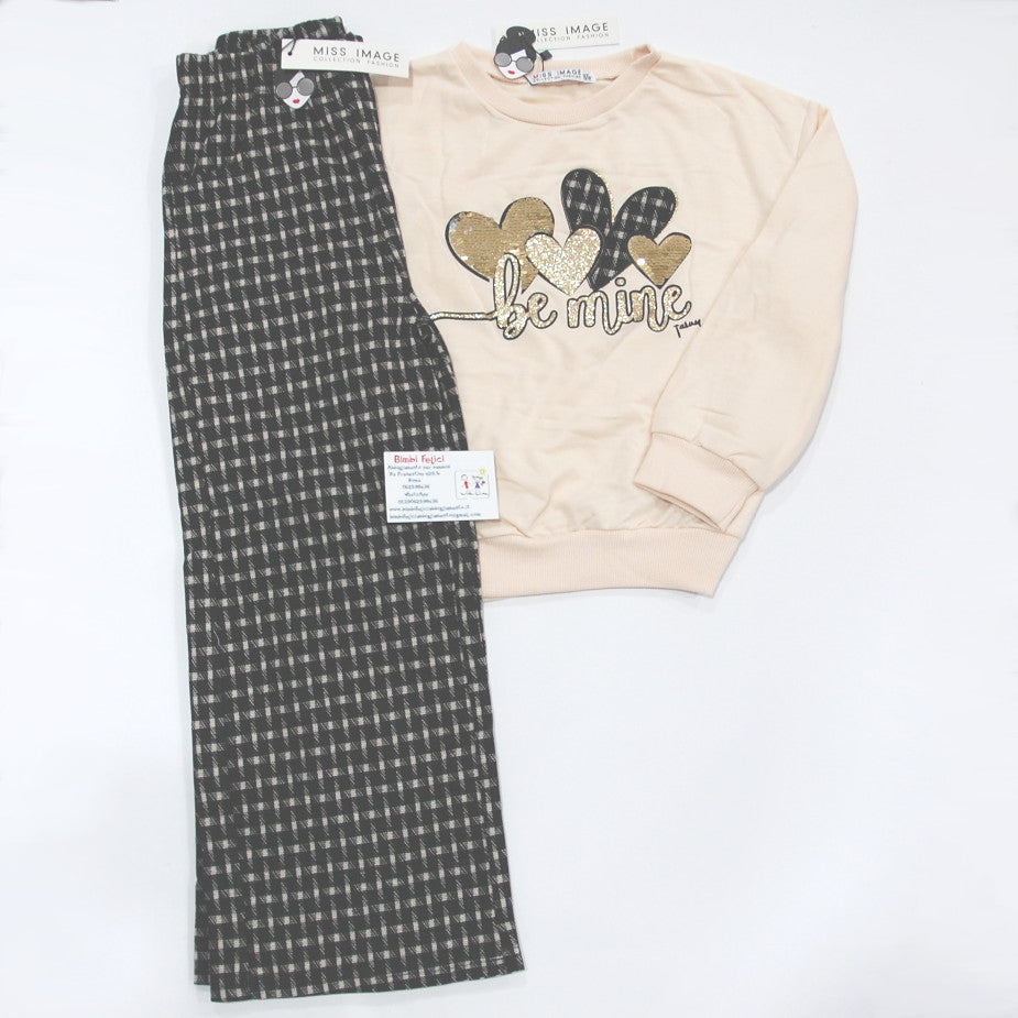 Completo da ragazza composto da maglia a maniche lunghe in caldo cotone beige con cuori e scritta "be mine" e pantaloni a quadretti a palazzo.