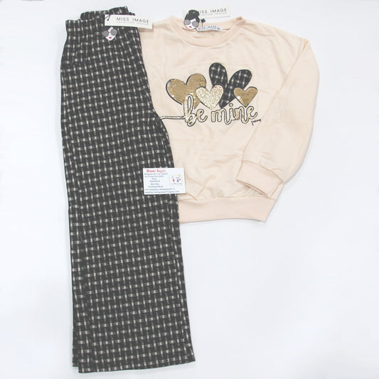 Completo da ragazza composto da maglia a maniche lunghe in caldo cotone beige con cuori e scritta "be mine" e pantaloni a quadretti a palazzo.