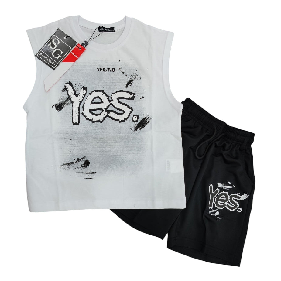 Completo estivo da ragazzo Small Gang composto da canotta bianca con stampa grafica Yes stile murales e shorts sportivi neri coordinati su sfondo bianco.