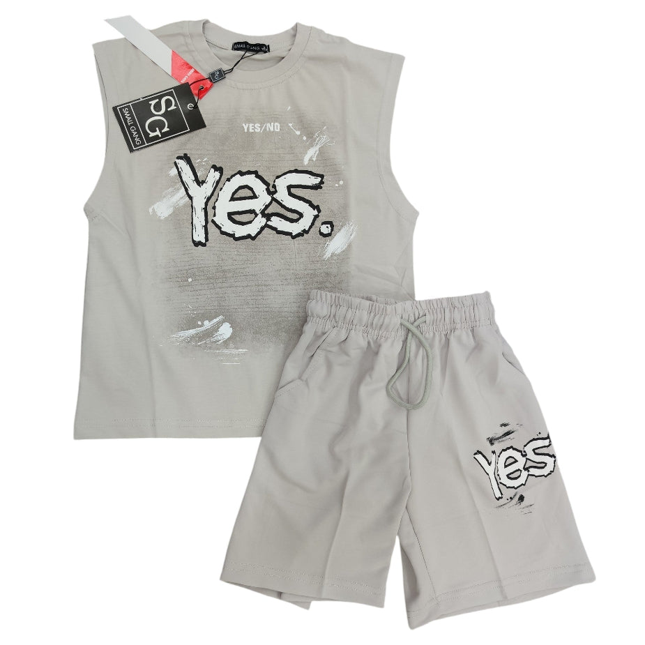 Completo estivo da ragazzo Small Gang composto da canotta grigia con stampa grafica Yes stile murales e shorts sportivi neri coordinati su sfondo bianco.