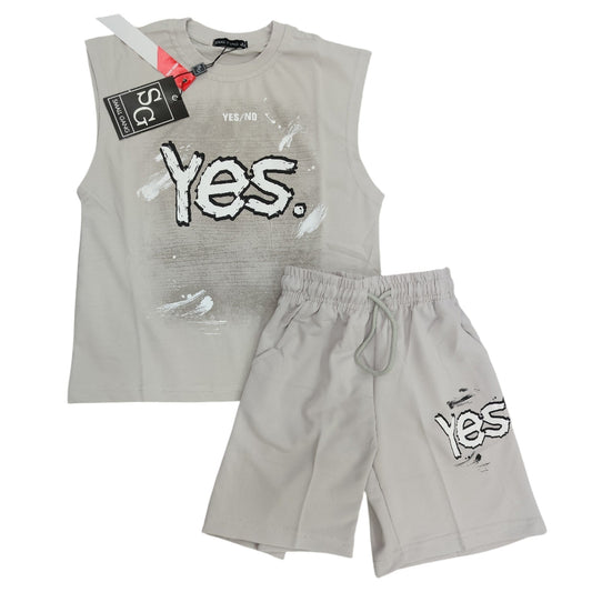 Completo estivo da ragazzo Small Gang composto da canotta grigia con stampa grafica Yes stile murales e shorts sportivi neri coordinati su sfondo bianco.